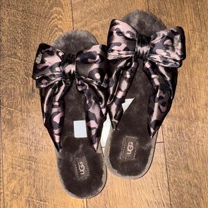 UGG women’s bow flip flop slippers